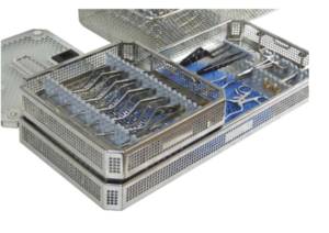 Image des plateaux d'instruments et les paniers de stérilisation en acier inoxydable